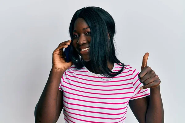 Afrikai Fiatal Beszélgetés Beszél Okostelefon Mosolygós Boldog Pozitív Hüvelykujj Fel — Stock Fotó
