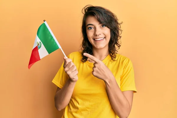 Jonge Spaanse Vrouw Die Mexico Vlag Vasthoudt Glimlachend Vrolijk Wijzend — Stockfoto