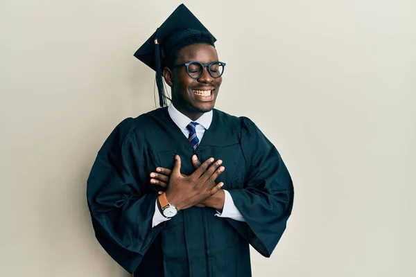 Bonito Homem Negro Vestindo Boné Formatura Roupão Cerimônia Sorrindo Com — Fotografia de Stock