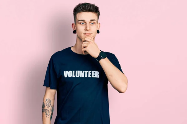 Jonge Blanke Jongen Met Oorverwijding Draagt Vrijwillig Shirt Kijkt Zelfverzekerd — Stockfoto
