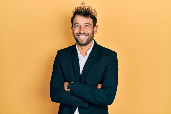 Homem Bonito Com Barba Vestindo Terno Negócios Com Braços Cruzados — Fotografia de Stock