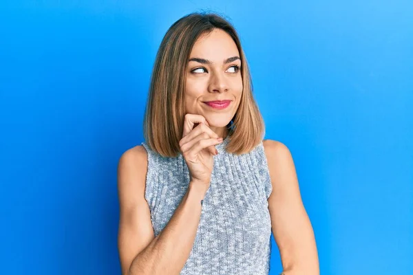 Ung Kaukasiska Blond Kvinna Bär Casual Skjorta Med Hand Hakan — Stockfoto