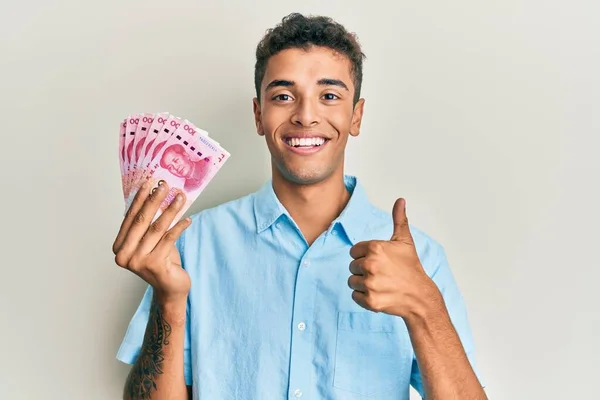Joven Hombre Afroamericano Guapo Sosteniendo Billetes Chinos 100 Yuanes Sonriendo — Foto de Stock