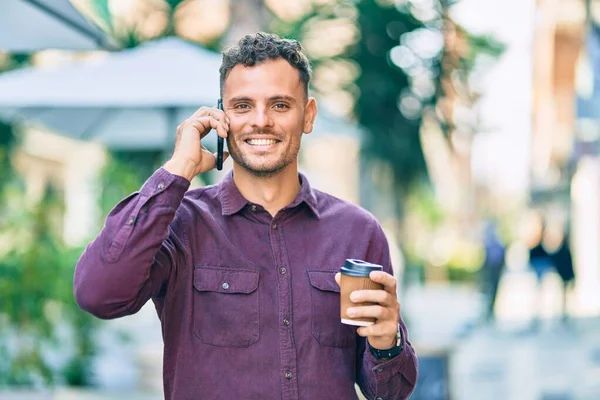 Mladý Hispánec Mluví Smartphonu Pije Kávu Městě — Stock fotografie