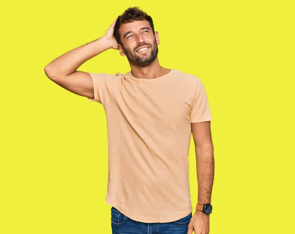 Joven Guapo Con Barba Vistiendo Camiseta Casual Sonriendo Confiado Tocando — Foto de Stock
