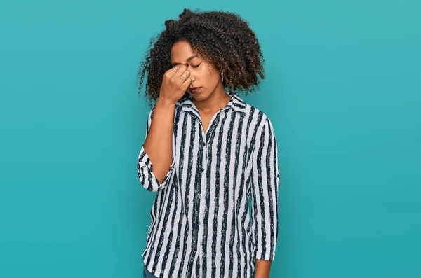 Jovem Afro Americana Vestindo Roupas Casuais Cansadas Esfregando Nariz Olhos — Fotografia de Stock