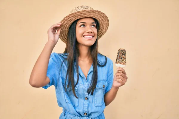 若いですラテン観光の女の子オン休暇笑顔幸せな食べるアイスクリームウォーキングでザ街 — ストック写真