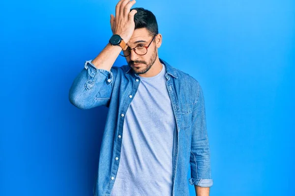 Junger Hispanischer Mann Lässiger Kleidung Und Brille Überrascht Mit Hand — Stockfoto