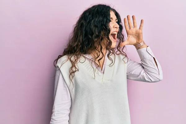 Jonge Brunette Vrouw Met Krullend Haar Draagt Casual Kleding Schreeuwen — Stockfoto