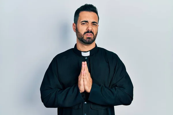 Hombre Guapo Sacerdote Hispano Con Barba Pie Sobre Fondo Aislado —  Fotos de Stock