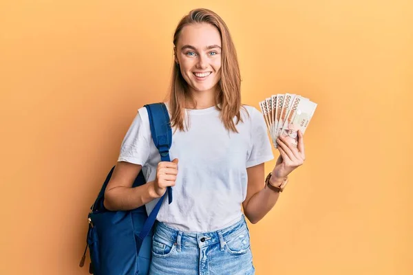 Mulher Loira Bonita Usando Mochila Estudantil Segurando 5000 Sul Coreano — Fotografia de Stock