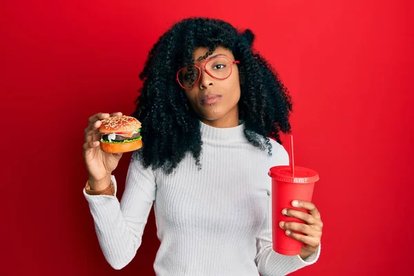 Африканська Американка Волоссям Афроамериканського Походження Їла Смачний Класичний Бургер Соду — стокове фото