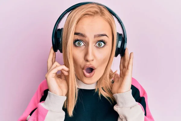 Hermosa Mujer Caucásica Escuchando Música Usando Auriculares Asustados Sorprendidos Con — Foto de Stock