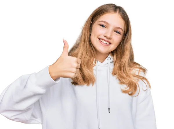 漂亮的年轻的高加索女孩穿着休闲运动衫 手举着快乐的大拇指做手势 赞成的表情看着相机显示的成功 — 图库照片