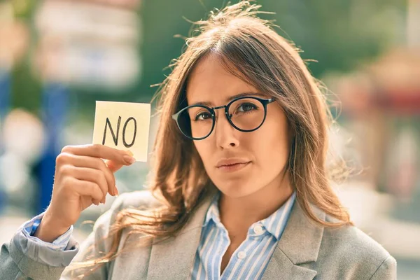 Junge Hispanische Geschäftsfrau Mit Ernstem Gesichtsausdruck Hält Mahnung Ohne Botschaft — Stockfoto