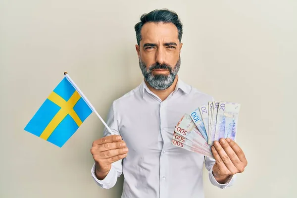 Medelålders Man Med Skägg Och Grått Hår Som Håller Svensk — Stockfoto