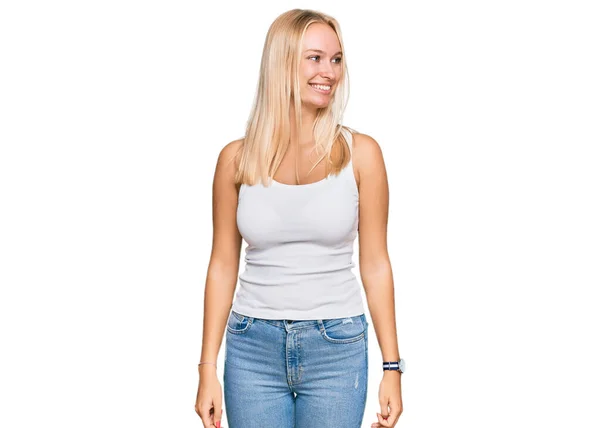 Młoda Blondynka Luźnym Stylu Koszulą Bez Rękawów Patrząc Uśmiechem Twarzy — Zdjęcie stockowe