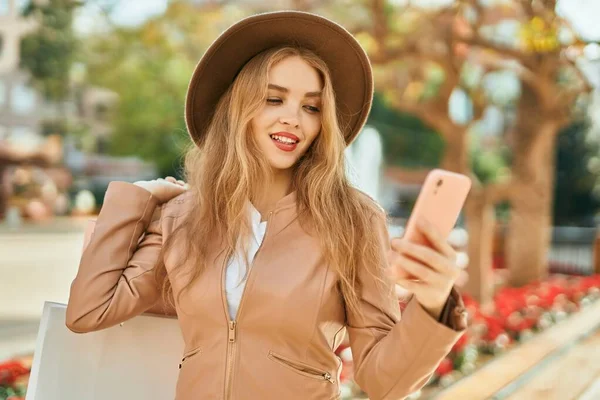 Jovem Loira Fazendo Compras Usando Smartphone Cidade — Fotografia de Stock