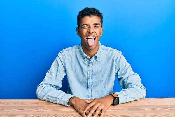 Joven Hombre Afroamericano Guapo Usando Ropa Casual Sentado Mesa Sacando —  Fotos de Stock