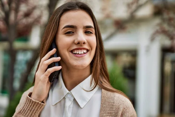 Genç Spanyol Kadını Gülümsüyor Şehirdeki Akıllı Telefondan Mutlu Bir Şekilde — Stok fotoğraf