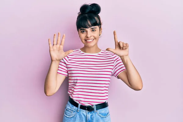Junges Hispanisches Mädchen Lässiger Kleidung Zeigt Mit Finger Nummer Sieben — Stockfoto