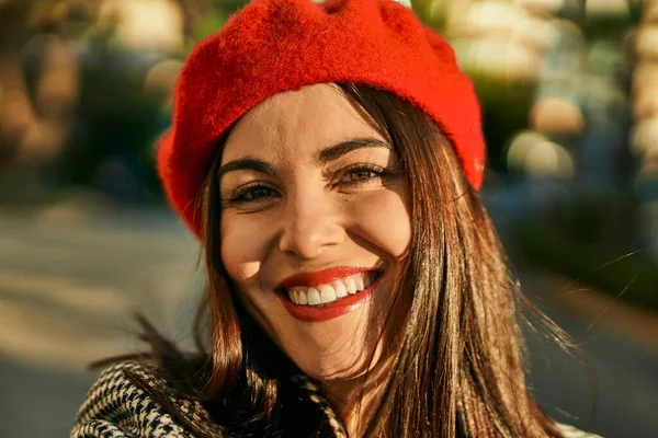 Молодая Латиноамериканка Улыбается Счастливо Стоя Городе — стоковое фото