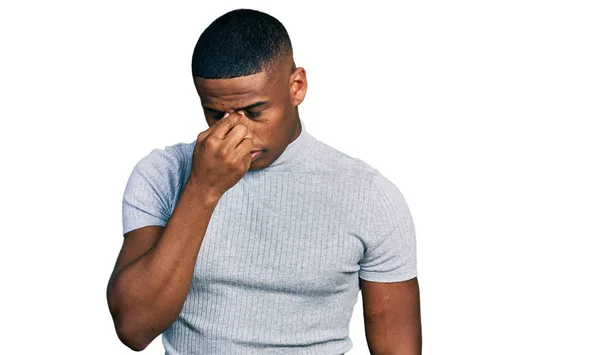 Joven Hombre Negro Con Camiseta Casual Cansado Frotando Nariz Los — Foto de Stock