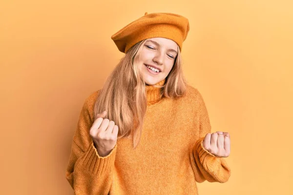 Schöne Junge Kaukasische Mädchen Französischen Look Mit Baskenmütze Aufgeregt Für — Stockfoto