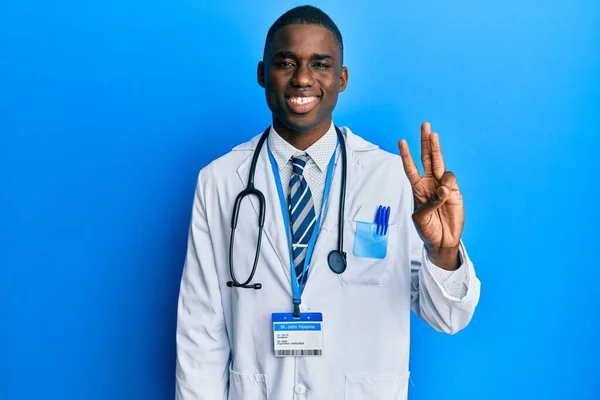 Jovem Afro Americano Vestindo Uniforme Médico Mostrando Apontando Para Cima — Fotografia de Stock