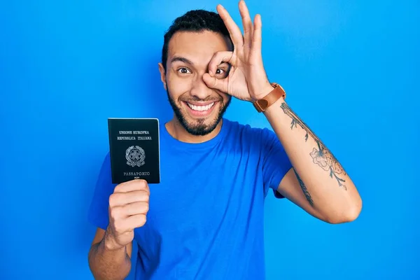 Латиноамериканець Бородою Тримаючи Руках Паспорт Робить Добре Жест Рукою Посміхаючись — стокове фото