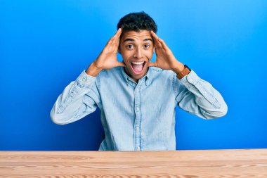 Genç, yakışıklı, Afro-Amerikan bir adam, gündelik giysiler içinde masaya oturmuş gülümseyen, neşeli bir şekilde ellerini göstererek dikizleyerek bön bön bakıyor. Şaşırdım ve çıktım. 