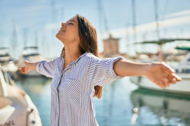 Limanda kolları açık nefes alan genç İspanyol kız..