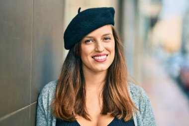 Şehirde Fransız tarzı giyinmiş genç Latin bir kadın duruyor..