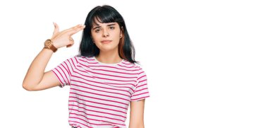 Latin kökenli genç bir kız, günlük kıyafetler giyip, kendini vuruyor ve öldürüyor. Elini ve parmaklarını silah gibi kullanıyor. İntihar hareketi.. 