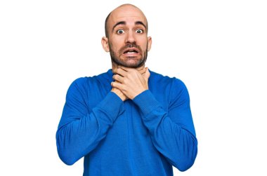 Günlük kıyafetler giymiş genç İspanyol adam bağırıyor ve boğularak ölüyor çünkü acı verici bir boğulma. Sağlık problemi. Boğulma ve intihar konsepti. 