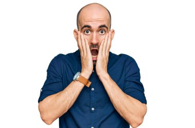 Günlük kıyafetler giyen genç İspanyol adam korkmuş ve şok olmuş, şaşırmış ve şaşırmış bir yüz ifadesi takınmıştı. 