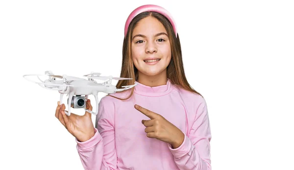 Menina Morena Bonita Usando Drone Sorrindo Feliz Apontando Com Mão — Fotografia de Stock