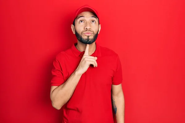 Homem Hispânico Com Barba Vestindo Uniforme Entrega Cap Pensando Concentrou — Fotografia de Stock