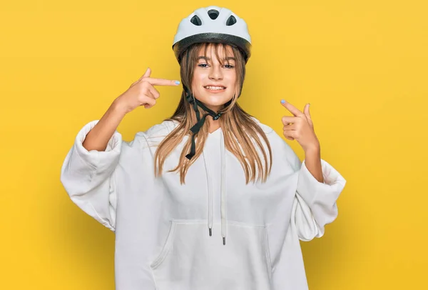 Teenager Běloška Cyklistické Helmě Veselým Úsměvem Ukazuje Ukazuje Prsty Zuby — Stock fotografie