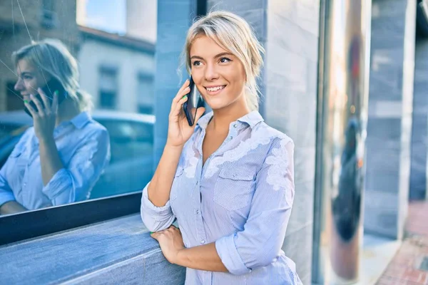 Genç Sarışın Kadın Gülümsüyor Şehirdeki Akıllı Telefondan Konuşuyor — Stok fotoğraf