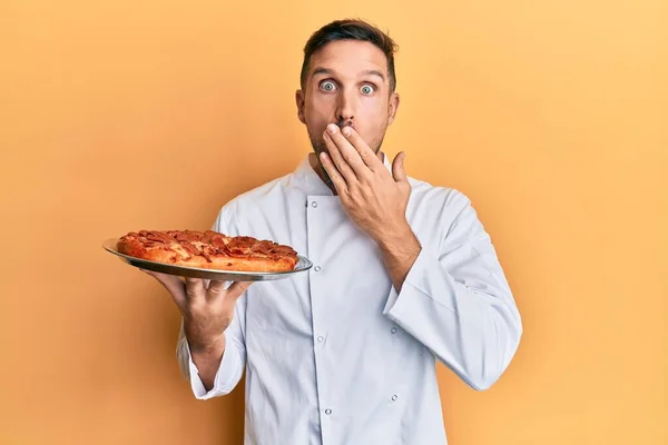 Bel Homme Avec Barbe Cuisinier Professionnel Tenant Pizza Italienne Couvrant — Photo
