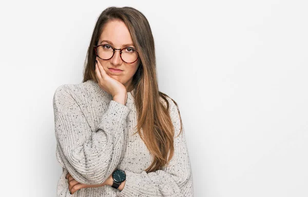 Mujer Rubia Joven Con Suéter Casual Gafas Pensando Que Cansada —  Fotos de Stock