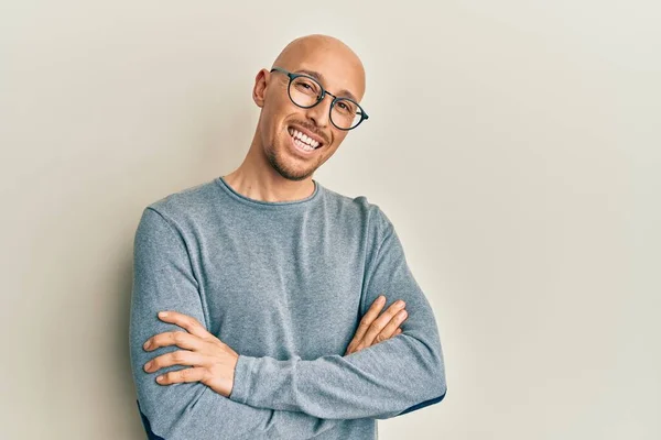 Kale Man Met Baard Draagt Casual Kleding Een Bril Vrolijk — Stockfoto