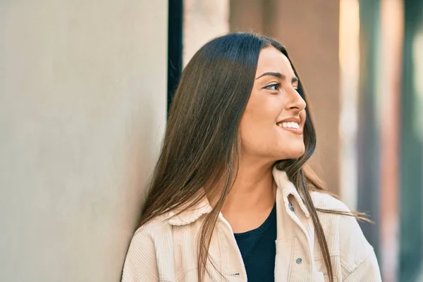 Menina Hispânica Jovem Sorrindo Feliz Cidade — Fotografia de Stock