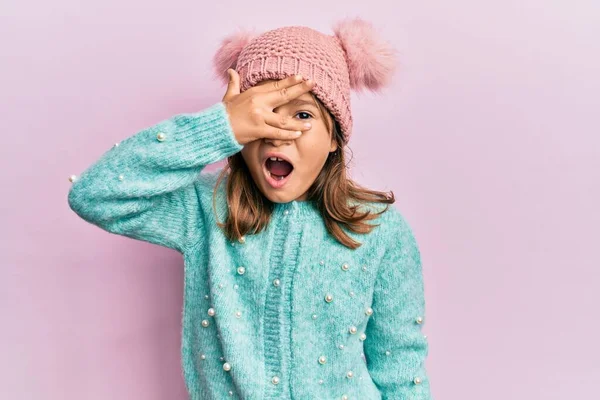 Niña Hermosa Vistiendo Suéter Lana Lindo Sombrero Invierno Asomándose Shock — Foto de Stock