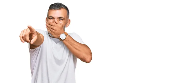 Middelbare Leeftijd Knappe Man Draagt Casual Witte Tshirt Lachen Naar — Stockfoto