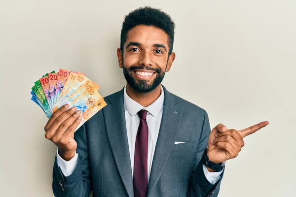 Hombre Negocios Hispano Guapo Con Barba Sosteniendo Billetes Franco Suizos — Foto de Stock