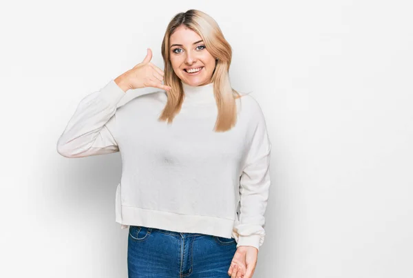 Junge Kaukasische Frau Lässigem Winterpullover Lächelt Und Macht Telefongesten Mit — Stockfoto