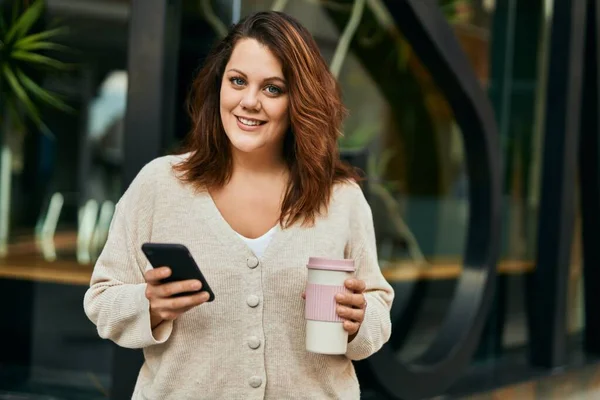 Joven Chica Irlandesa Tamaño Grande Usando Smartphone Bebiendo Café Ciudad — Foto de Stock