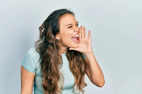 Chica Hispana Joven Con Camisa Casual Gritando Gritando Fuerte Lado —  Fotos de Stock